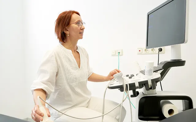 Dr. Jeanny Wegner-Müller bei einer Ultraschalluntersuchung